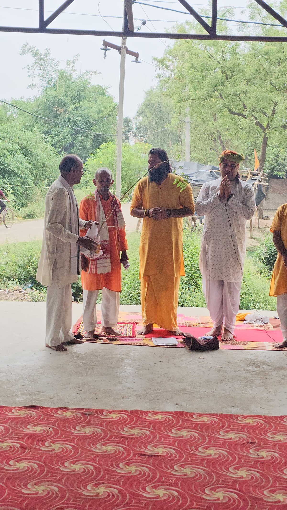 धाम के उद्घाटन समारोह में कबीर जी महाराज — नीम की शाखा, सनातन झंडा, ग्राम वरिष्ठजन