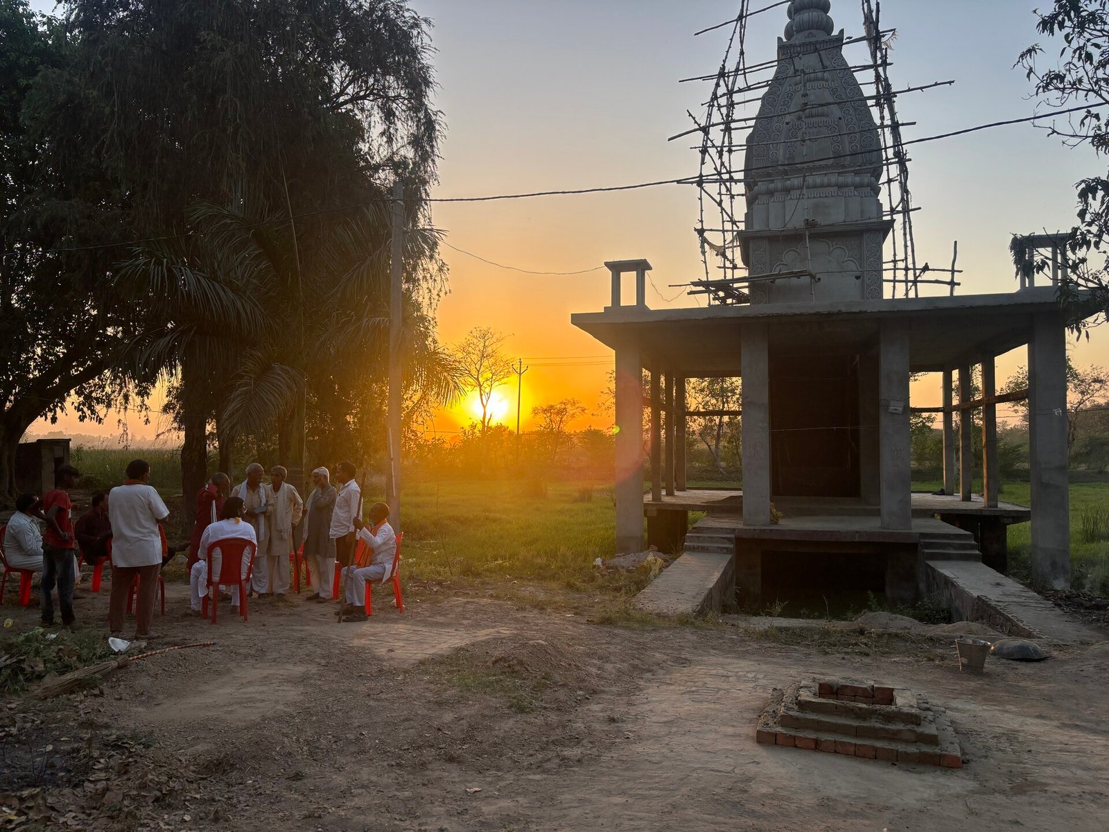 बूढ़े बाबा नाथ धाम — सूर्यास्त में निर्माणाधीन शिखर