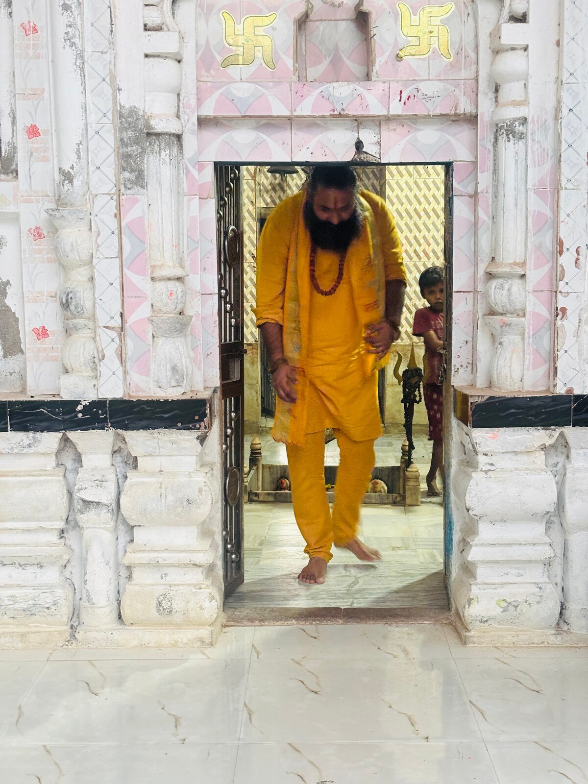 कबीर जी महाराज मुख्य मंदिर द्वार में — स्वस्तिक, संगमरमर स्तंभ, रुद्राक्ष माला — शिवालय में प्रवेश का दिव्य क्षण