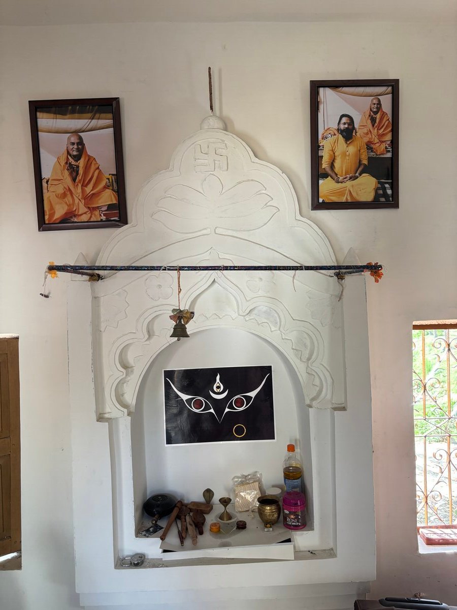 धाम की कुटिया — माँ काली स्वरूप और दोनों महंतों के चित्र