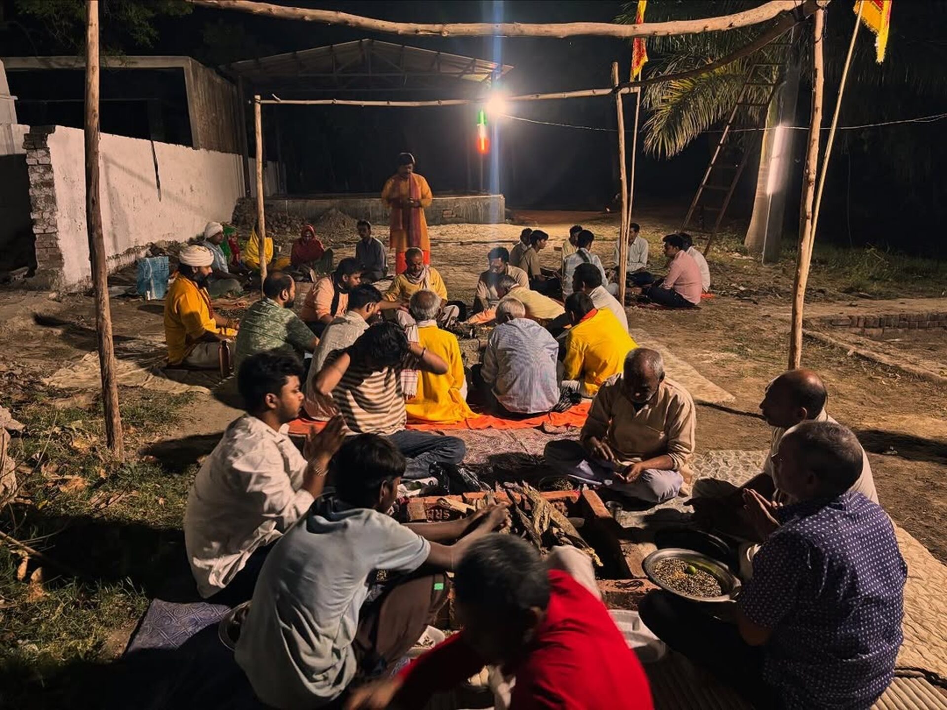 बूढ़े बाबा नाथ धाम में रात्रि हवन — कबीर जी महाराज की उपस्थिति में