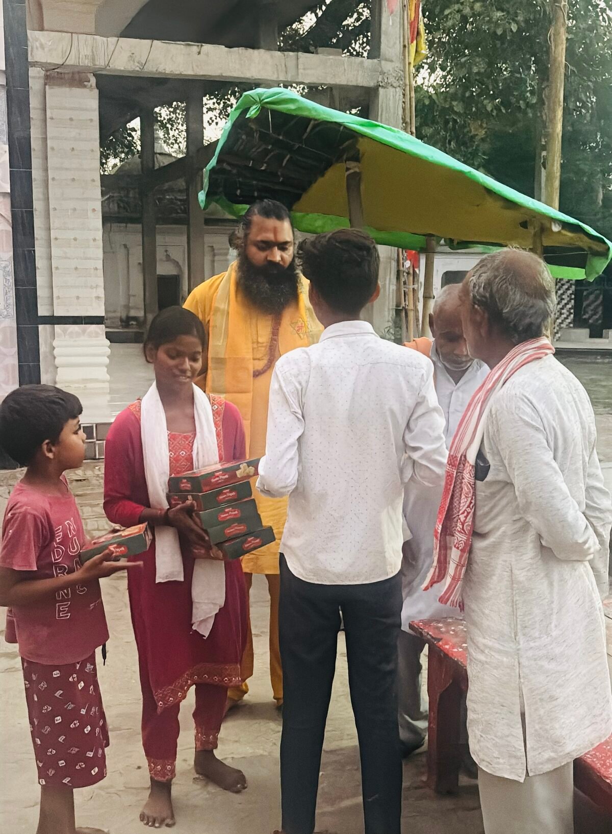 कबीर जी महाराज परिवारों को प्रसाद पेटी वितरण का अवलोकन करते हुए — धाम परिसर